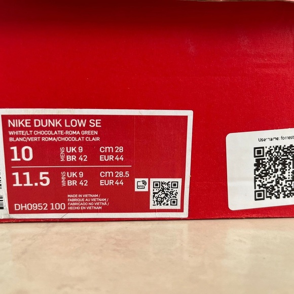 Nike Dunk Low SE in White, Chocolate, and Roma Green - Picture 9 of 9